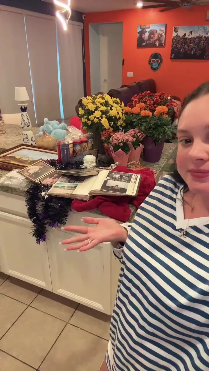 Families share Día de los Muertos altars
